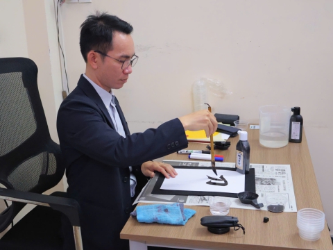 𝐇𝐎𝐀̣𝐓 Đ𝐎̣̂𝐍𝐆 𝐆𝐈𝐀𝐎 𝐋𝐔̛𝐔 𝐕𝐈𝐄̂́𝐓 𝐓𝐇𝐔̛ 𝐏𝐇𝐀́𝐏 𝐓𝐀̣𝐈 𝐓𝐑𝐔𝐍𝐆 𝐓𝐀̂𝐌 Đ𝐎̂̀𝐍𝐆 𝐍𝐀𝐈 "書道 – 𝒏𝒐̛𝒊 𝒄𝒂́𝒊 đ𝒆̣𝒑 𝒉𝒐̀𝒂 𝒒𝒖𝒚𝒆̣̂𝒏 𝒈𝒊𝒖̛̃𝒂 𝒉𝒊̀𝒏𝒉 𝒗𝒂̀ 𝒉𝒐̂̀𝒏"