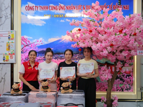 Học Viên check hành lý trước khi bay