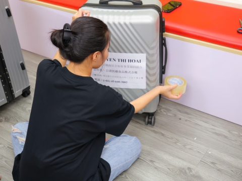 Học Viên check hành lý trước khi bay