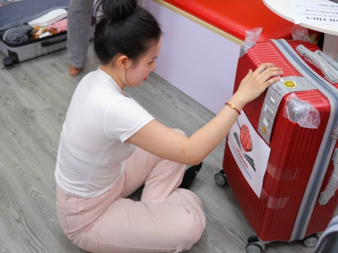 Học Viên check hành lý trước khi bay