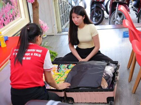 Học Viên check hành lý trước khi bay