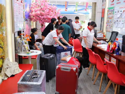 Học Viên check hành lý trước khi bay