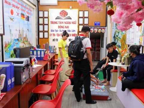 Học Viên check hành lý trước khi bay