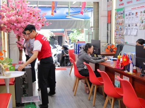 Học Viên check hành lý trước khi bay