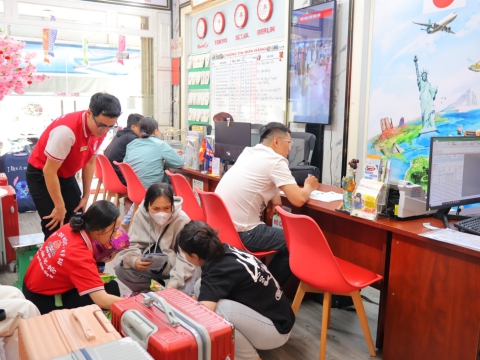 Học Viên check hành lý trước khi bay