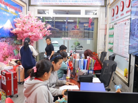 Học Viên check hành lý trước khi bay