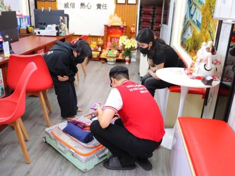 Học Viên check hành lý trước khi bay