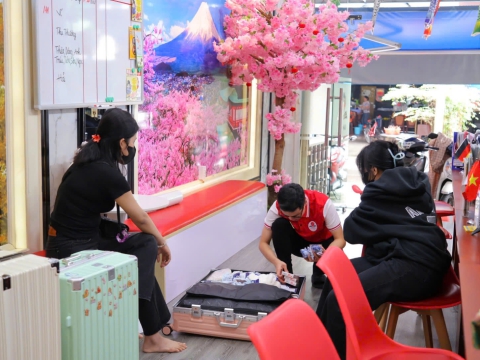 Học Viên check hành lý trước khi bay