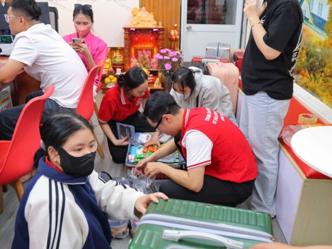 Học Viên check hành lý trước khi bay