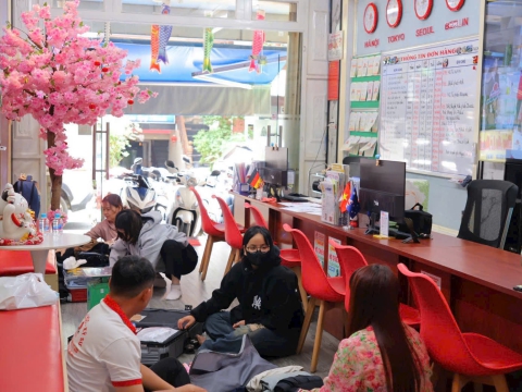 Học Viên check hành lý trước khi bay