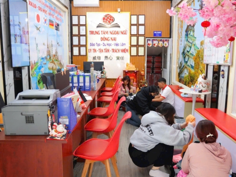 Học Viên check hành lý trước khi bay