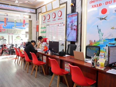 Học Viên check hành lý trước khi bay